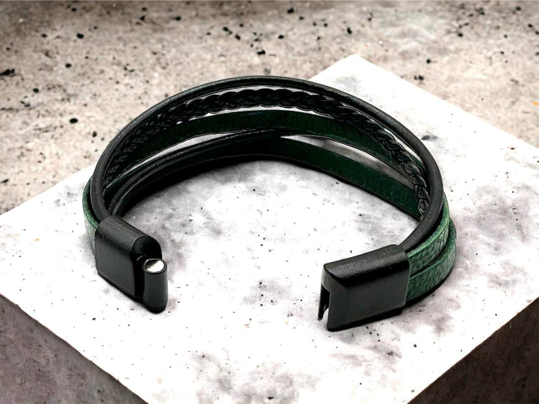 Grün-schwarzes Lederarmband, Modell mit Manschettenverschluss, breites Armbandmodell